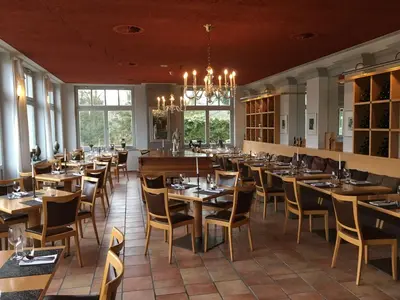 Ein Restaurant oder anderes Speiselokal in der Unterkunft Hotel im Kavalierhaus