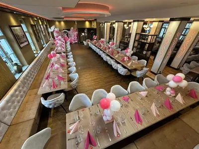 Ein Restaurant oder anderes Speiselokal in der Unterkunft Hotel im Kavalierhaus