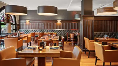 Ein Restaurant oder anderes Speiselokal in der Unterkunft Hilton Dresden an der Frauenkirche