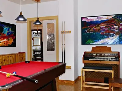 Ein Billardtisch in der Unterkunft Villa Rotschoenberg im Tal der Freiberger Mulde