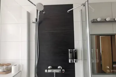 Ein Badezimmer in der Unterkunft Stylish 4ZI Netflix, Kaffeetimer, WIFI, Parken