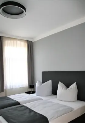 Ein Bett oder Betten in einem Zimmer der Unterkunft Hotel Sächsischer Hof