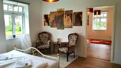 Ein Bett oder Betten in einem Zimmer der Unterkunft Weißer Hirsch Residenz mit Heideblick