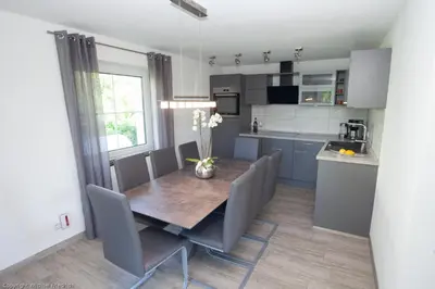 Küche/Küchenzeile in der Unterkunft Traumferienhaus Bergblick Mittelndorf, bis zu 8 Personen, Sauna, Grill