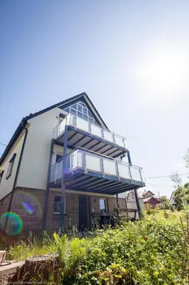 Das Gebäude in dem sich das Ferienhaus befindet