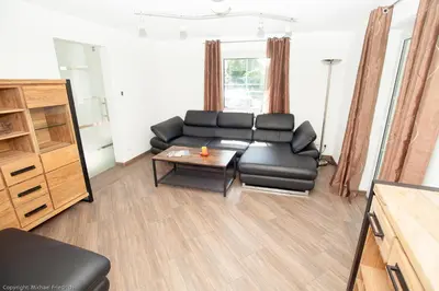 Ein Sitzbereich in der Unterkunft Traumferienhaus Bergblick Mittelndorf, bis zu 8 Personen, Sauna, Grill