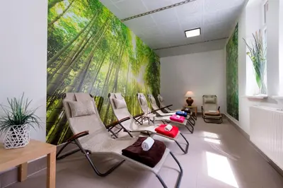 Ein Sitzbereich in der Unterkunft AHORN Waldhotel Altenberg