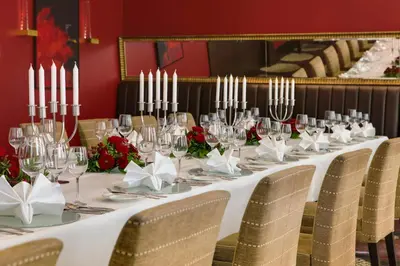 Ein Restaurant oder anderes Speiselokal in der Unterkunft Steigenberger Hotel de Saxe
