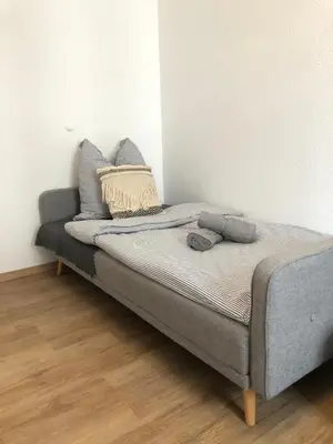 Ein Bett oder Betten in einem Zimmer der Unterkunft B OUR GUEST at NEW Vintage Chic Apartment