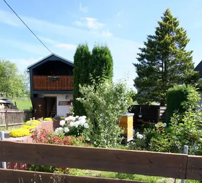 Ein Garten an der Unterkunft Ferienhaus beim Imker
