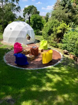 Ein Garten an der Unterkunft B OUR GUEST at Your cozy hideaway Dome near Dresden