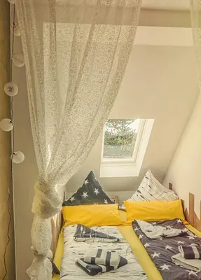 Ein Bett oder Betten in einem Zimmer der Unterkunft Goldrausch - Glanzvolle Ferienwohnung in Meißen am Lutherplatz