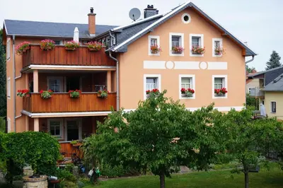 Das Gebäude in dem sich die Ferienwohnung befindet