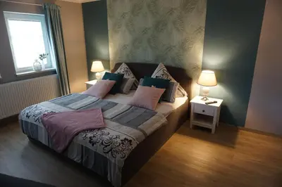 Ein Bett oder Betten in einem Zimmer der Unterkunft Ferienwohnung am Dorfplatz