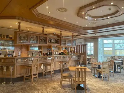 Ein Restaurant oder anderes Speiselokal in der Unterkunft Hotel Zum Bären