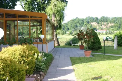 Ein Garten an der Unterkunft Hotel Knorre