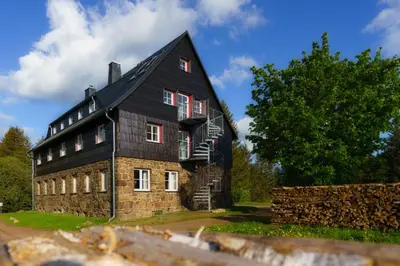 Das Gebäude in dem sich das Ferienhaus befindet