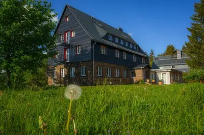 Ein Garten an der Unterkunft Berghaus Falkenhorst