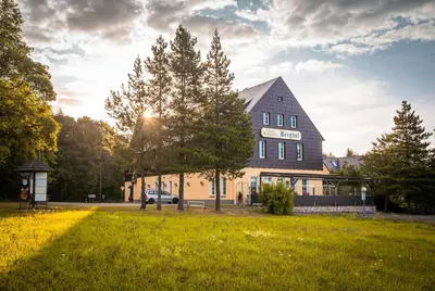 Ein Garten an der Unterkunft Hotel Berghof