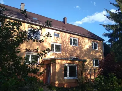 Das Gebäude in dem sich die Ferienwohnung befindet