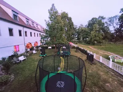 Ein Garten an der Unterkunft Rittergut Dröschkau
