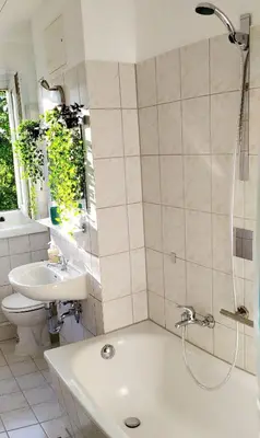 Ein Badezimmer in der Unterkunft Helles Apartment mit Balkon am Großen Garten nahe Stadtzentrum