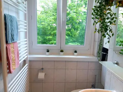 Ein Badezimmer in der Unterkunft Helles Apartment mit Balkon am Großen Garten nahe Stadtzentrum