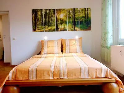 Ein Bett oder Betten in einem Zimmer der Unterkunft Helles Apartment mit Balkon am Großen Garten nahe Stadtzentrum