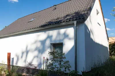 Das Gebäude in dem sich das Ferienhaus befindet