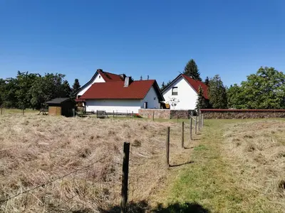 Das Gebäude in dem sich das Ferienhaus befindet