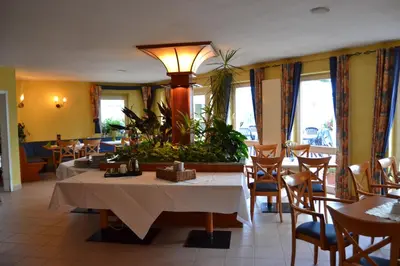 Ein Restaurant oder anderes Speiselokal in der Unterkunft Hotel am Kunnerstein