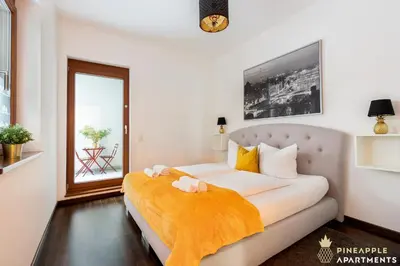 Ein Bett oder Betten in einem Zimmer der Unterkunft PINEAPPLE APARTMENTS - Palais am Neumarkt