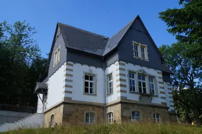 Das Gebäude in dem sich die Villa befindet