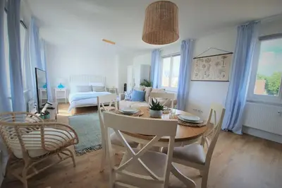 Ein Sitzbereich in der Unterkunft PB Ferienwohnungen - FeWo 5 - Stilvoll eingerichtetes Studio im Herzen Senftenbergs