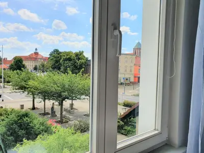 Ein Garten an der Unterkunft PB Ferienwohnungen - FeWo 5 - Stilvoll eingerichtetes Studio im Herzen Senftenbergs