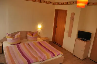 Ein Bett oder Betten in einem Zimmer der Unterkunft Günstiges Doppelzimmer Sächsische Schweiz