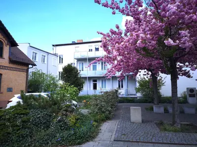 Ein Garten an der Unterkunft PB Ferienwohnungen - FeWo 3 - Stilvoll eingerichtetes Studio im Herzen Senftenbergs
