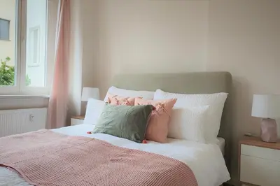 Ein Bett oder Betten in einem Zimmer der Unterkunft PB Ferienwohnungen - FeWo 2 - Stilvoll eingerichtetes Apartment im Herzen Senftenbergs