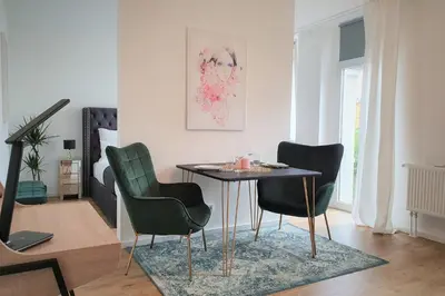 Ein Sitzbereich in der Unterkunft PB Ferienwohnungen - FeWo 4 - Stilvoll eingerichtetes Studio im Herzen Senftenbergs