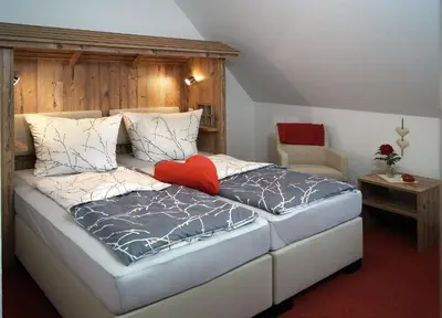 Ein Bett oder Betten in einem Zimmer der Unterkunft Erzgebirgshotel Misnia Bärenfels