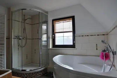 Ein Badezimmer in der Unterkunft Doppelzimmer Liliensteinblick 1.OG