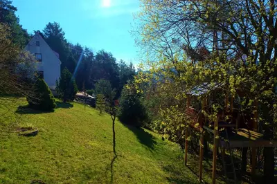 Ein Garten an der Unterkunft Doppelzimmer Liliensteinblick 1.OG