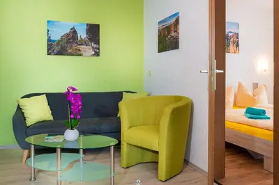 Ein Sitzbereich in der Unterkunft 4-Bettzimmer Sächsische Schweiz