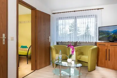 Ein Sitzbereich in der Unterkunft 4-Bettzimmer Sächsische Schweiz