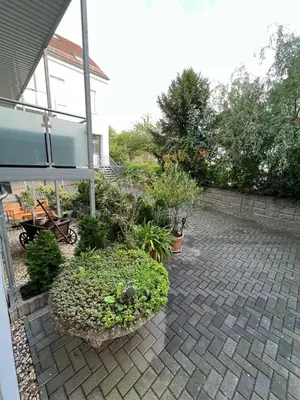 Ein Garten an der Unterkunft PB Ferienwohnungen - FeWo 1 - Stilvoll eingerichtetes Apartment im Herzen Senftenbergs