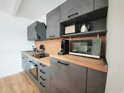 Küche/Küchenzeile in der Unterkunft PB Ferienwohnungen - FeWo 1 - Stilvoll eingerichtetes Apartment im Herzen Senftenbergs