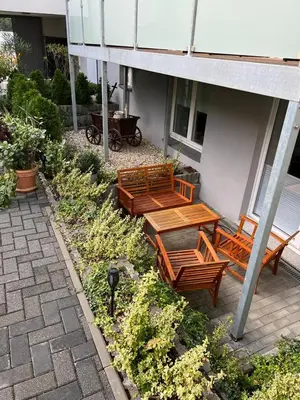 Ein Garten an der Unterkunft PB Ferienwohnungen - FeWo 1 - Stilvoll eingerichtetes Apartment im Herzen Senftenbergs