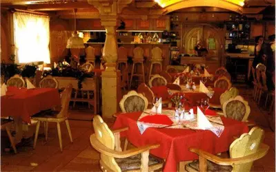 Ein Restaurant oder anderes Speiselokal in der Unterkunft Land-gut-Hotel Zur Lochmühle