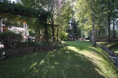 Ein Garten an der Unterkunft Land-gut-Hotel Zur Lochmühle