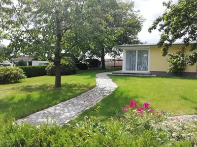 Ein Garten an der Unterkunft Kleiner Bungalow im Grünen